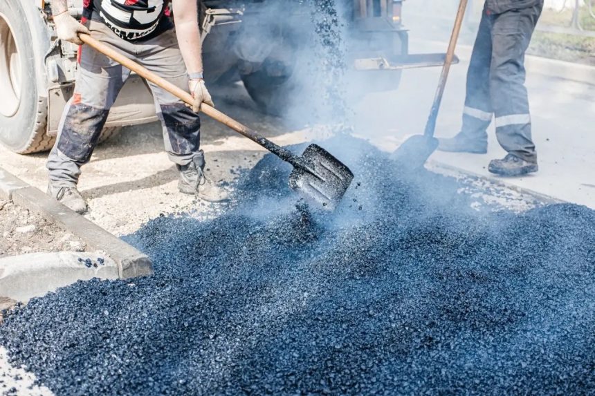 На улице Космонавтов в Липецке завершают восстановление асфальта, раскопанного энергетиками