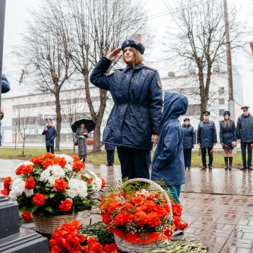 Не смотря на дождливую погоду к памятнику Гагарина в Липецке несли цветы