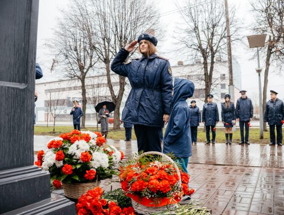 митинг 12 апреля 2026 илья перфилин (5) Не смотря на дождливую погоду к памятнику Гагарина в Липецке несли цветы