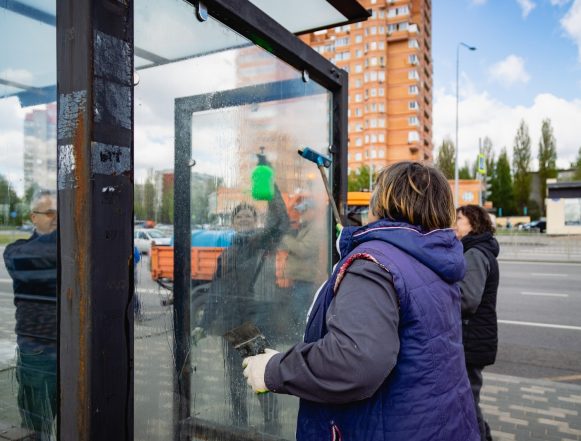 моют остановки К весенней помывке остановок приступили в Липецке