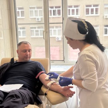 В преддверии Национального дня донора полицейские в Липецке сдали кровь