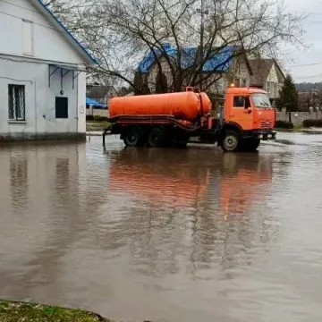 Ассенизаторы в Липецке борются с последствия дождя