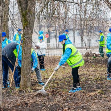 Прилегающие к городским кладбищам территории убирают не только муниципальные ритуальщики