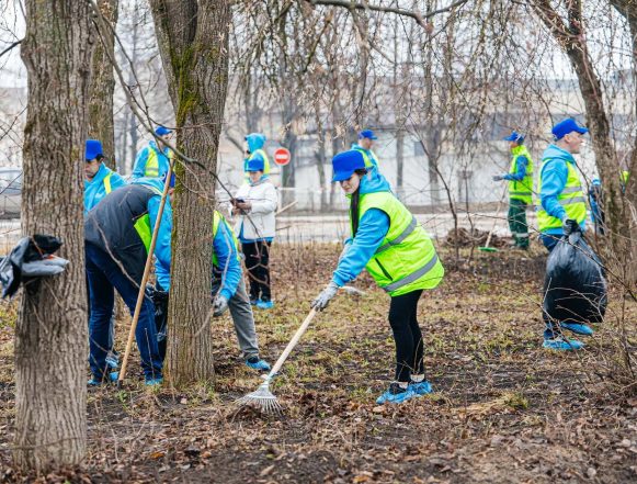 Прилегающие к городским кладбищам территории убирают не только муниципальные ритуальщики