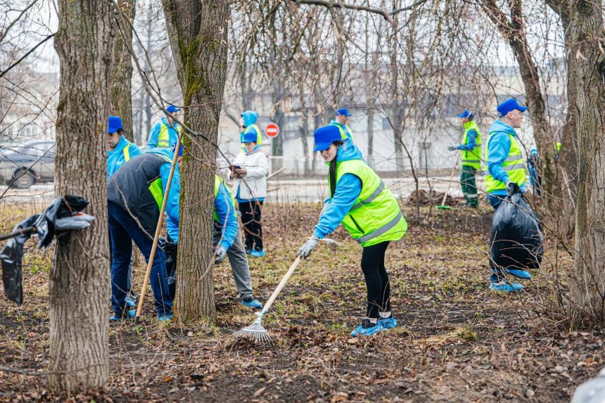 Прилегающие к городским кладбищам территории убирают не только муниципальные ритуальщики