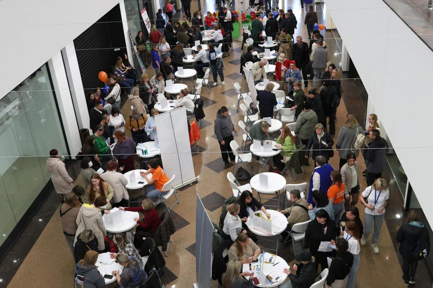 Почти 800 человек пригласили на повторные собеседования после ярмарки трудоустройства в Липецкой области