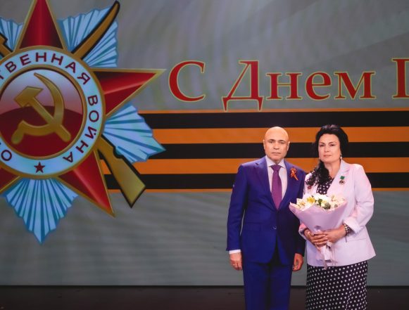 Елена Белянская и Артамонов Военного волонтёра Елену Белянскую наградили медалью «За помощь СВОим» в Липецке