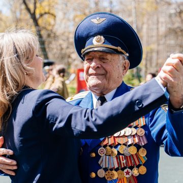 Ветеран Великой Отечественной в Липецке станцевал вальс с депутатом облсовета