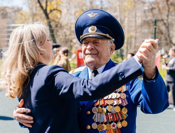 Ветеран Великой Отечественной в Липецке станцевал вальс с депутатом облсовета