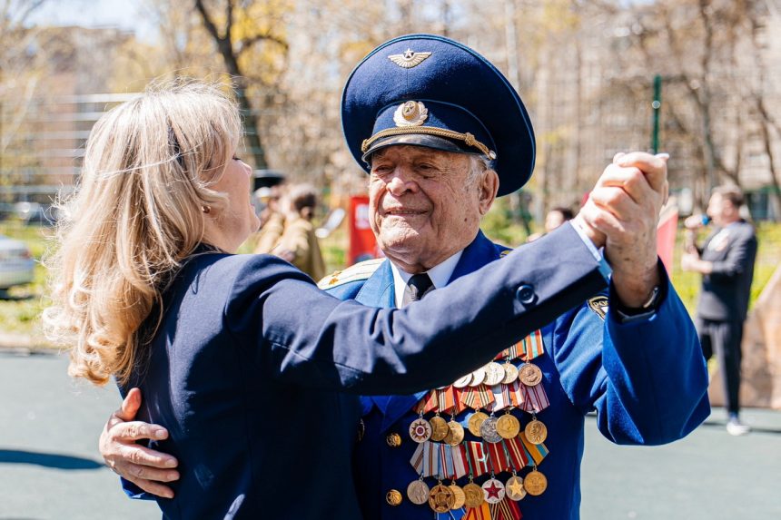 Ветеран Великой Отечественной в Липецке станцевал вальс с депутатом облсовета