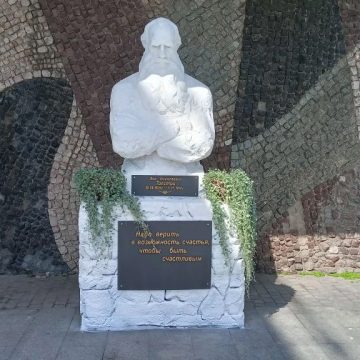 В Липецке появился арт-объект с цитатой князя Болконского из «Войны и мира» (16+)