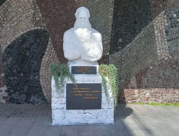 В Липецке появился арт-объект с цитатой князя Болконского из «Войны и мира» (16+)