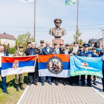 в память о герое У памятника Герою Советского Союза Василию Маргелову в Липецке высадили ели
