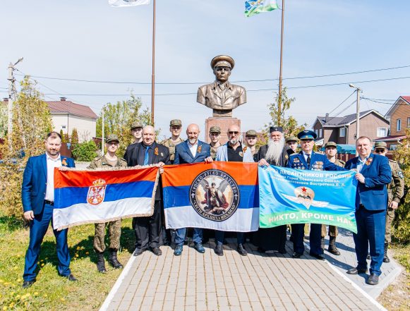 У памятника Герою Советского Союза Василию Маргелову в Липецке высадили ели