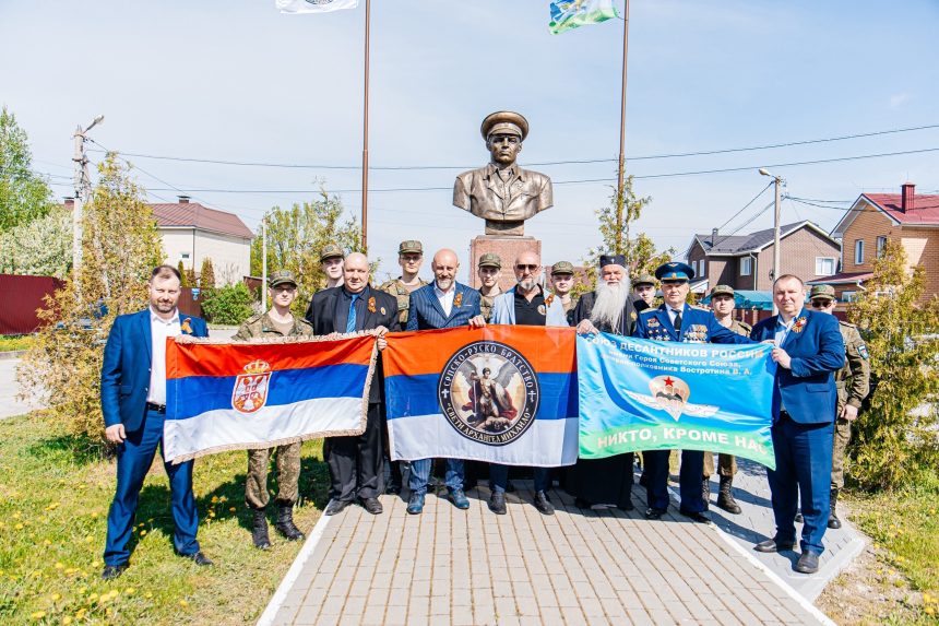 У памятника Герою Советского Союза Василию Маргелову в Липецке высадили ели
