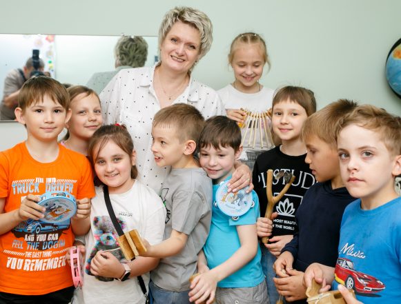 Елена Власова В школе №4 имени Лидии Смык в Липецке дети играют на трещотках и рисуют вафли