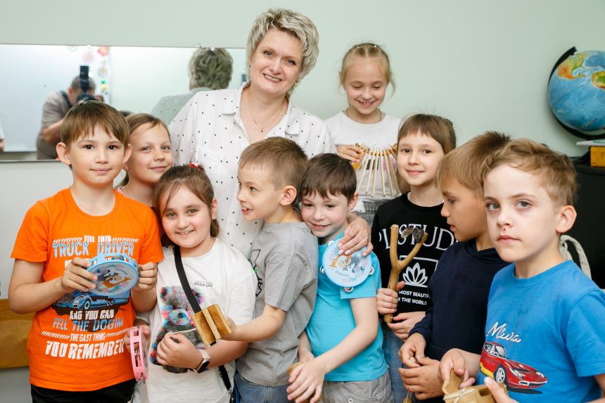 Елена Власова В школе №4 имени Лидии Смык в Липецке дети играют на трещотках и рисуют вафли