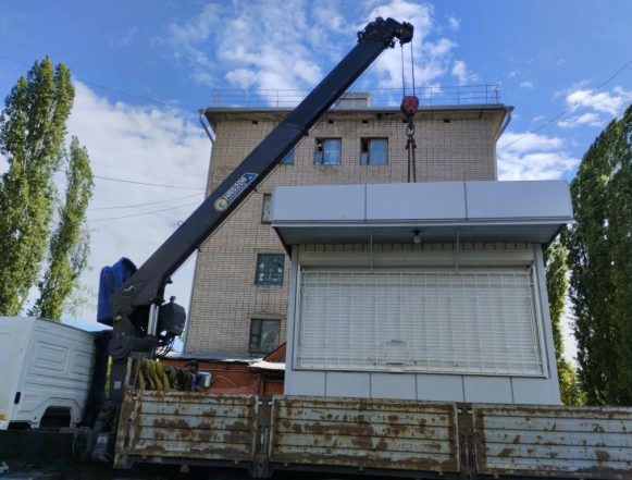 В студгородке в Липецке демонтировали киск, в котором незаконно торговали алкоголем и сигаретами
