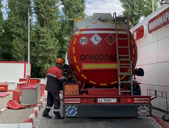 Липецкие власти предложили помощь с поиском дополнительных бензовозов операторам АЗС