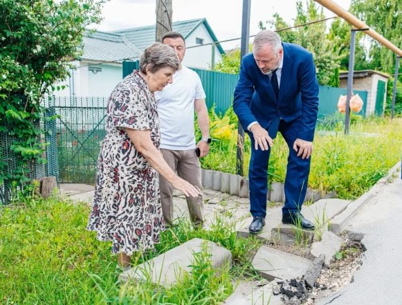 бородинская ремонт по нацпроекты пресс адм (3) На Бородинской в Липецке жители встретили врип мэра Михаила Щербакова с жалобами на колодцы
