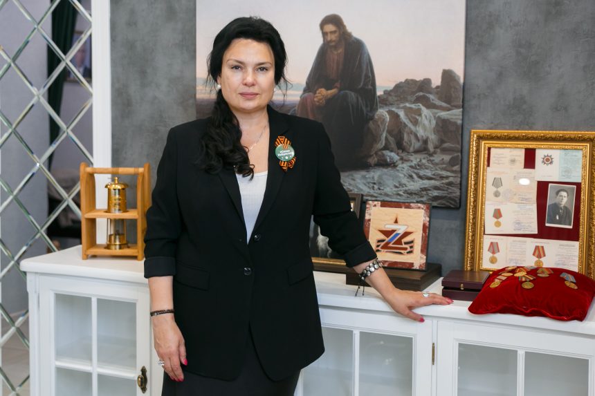 Лектор российского общества «Знание» Елена Белянская учит слушателей в Липецке безопасности в Сети