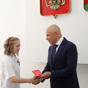 губернатор вручил первые паспорта прессправ (5) Несколько первых паспортов в преддверии Дня России вручил лично губернатор Игорь Артамонов