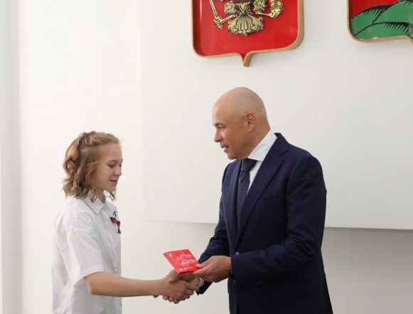 губернатор вручил первые паспорта прессправ (5) Несколько первых паспортов в преддверии Дня России вручил лично губернатор Игорь Артамонов