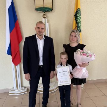 жена бойца сво посульченко Жену бойца СВО в Липецке наградили в мэрии за спасение жизни ребёнка