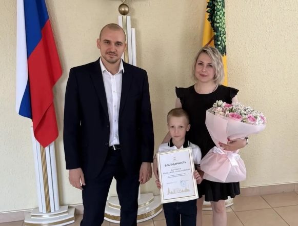Жену бойца СВО в Липецке наградили в мэрии за спасение жизни ребёнка