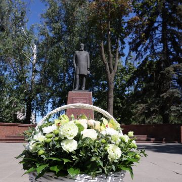 день города горсовет, клюев, казаки пн паршин (68)_2 К памятнику городского головы дореволюционного Липецка по традиции возложили цветы