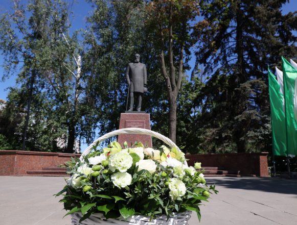 день города горсовет, клюев, казаки пн паршин (68)_2 К памятнику городского головы дореволюционного Липецка по традиции возложили цветы