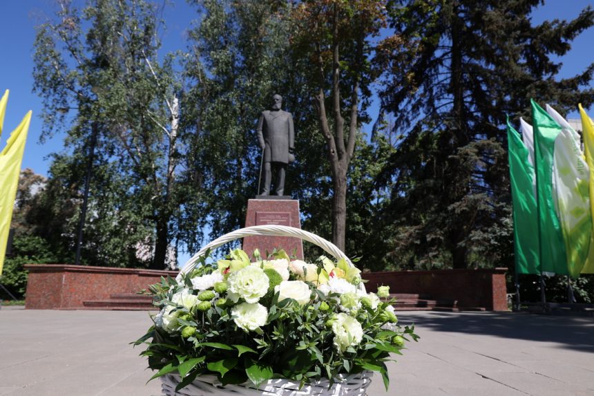 день города горсовет, клюев, казаки пн паршин (68)_2 К памятнику городского головы дореволюционного Липецка по традиции возложили цветы