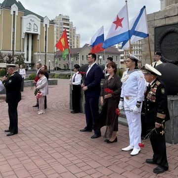 Липецкие моряки собрались у памятника Петру I в День ВМФ