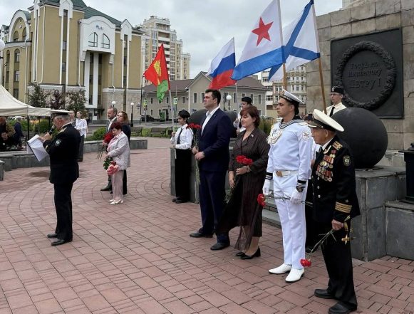 Липецкие моряки собрались у памятника Петру I в День ВМФ