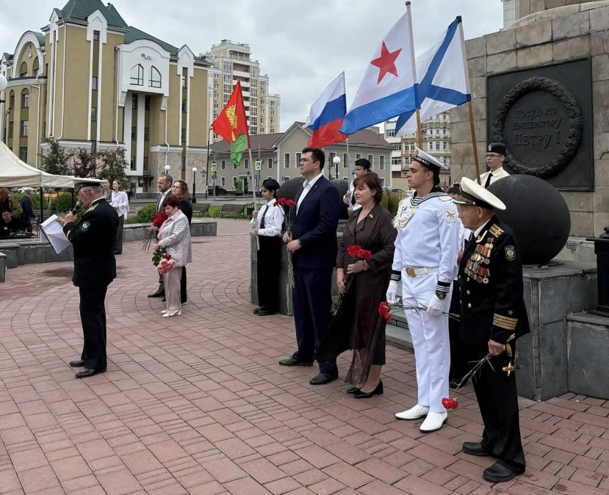 Липецкие моряки собрались у памятника Петру I в День ВМФ