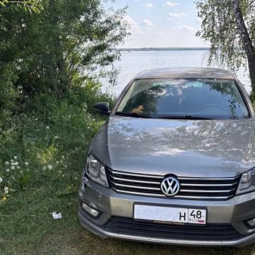машина у реки парковка пресс экологи Парковка у водоёма обошлась липчанину в 3 тысячи рублей