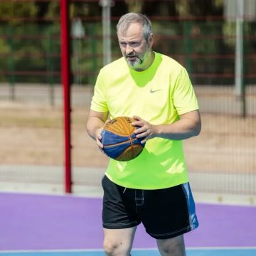 ЩЕРБАКОВ БАСКЕТБОЛ Мэр Липецка начал субботу с игры в баскетбол на Зелёном острове