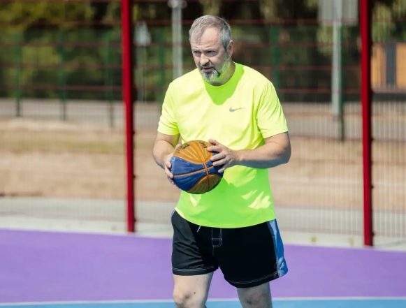 Мэр Липецка начал субботу с игры в баскетбол на Зелёном острове