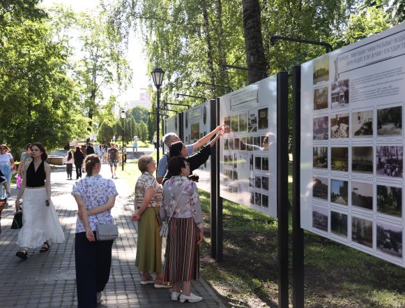 P91A4295 В Нижнем парке торжественно открыли стенды «История курорта в документах и фотографиях» (6+)