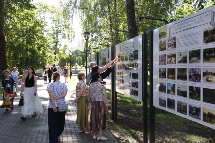 P91A4295 В Нижнем парке торжественно открыли стенды «История курорта в документах и фотографиях» (6+)