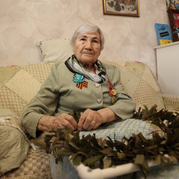 Липчанка Евгения Сарафанова в свои 86 лет плетёт нашлемники для бойцов СВО