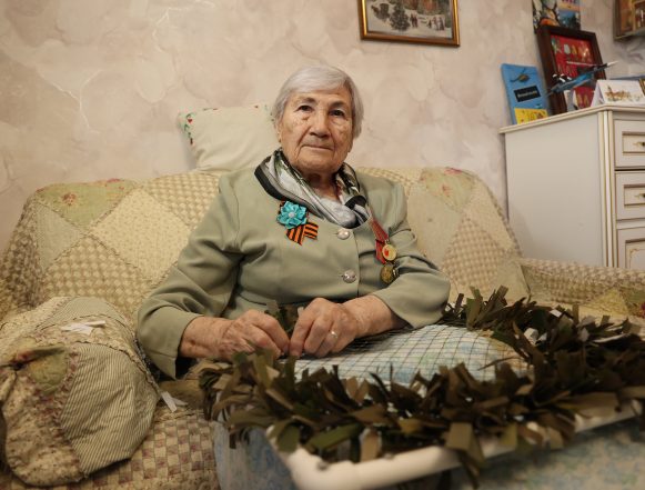 P91A8567 Липчанка Евгения Сарафанова в свои 86 лет плетёт нашлемники для бойцов СВО