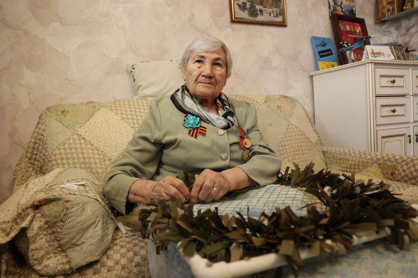Липчанка Евгения Сарафанова в свои 86 лет плетёт нашлемники для бойцов СВО