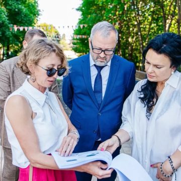В парк «Свободный Сокол» в Липецке закупили новые скамейки и урны