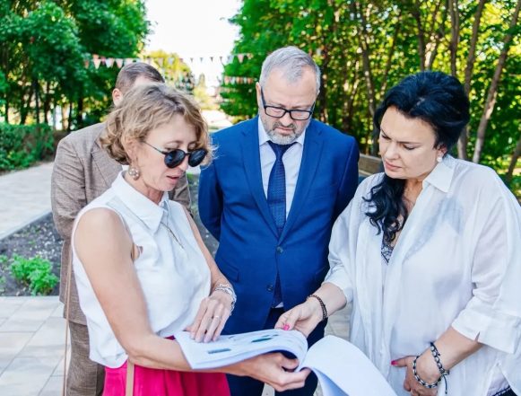 парк свободный сокол реконструкция пресс адм (5) В парк «Свободный Сокол» в Липецке закупили новые скамейки и урны
