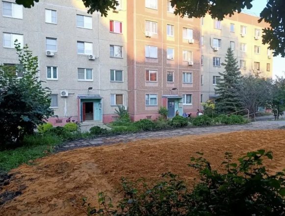 На Первомайской в Липецке восстановили детскую площадку после коммунальной раскопки