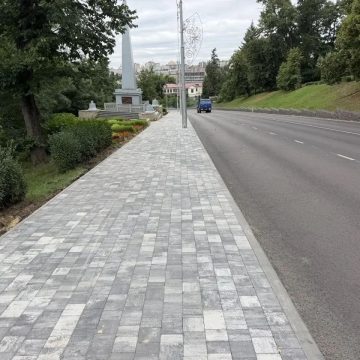 Прогулки по Петровскому спуску в Липецке доступны по свежей плитке