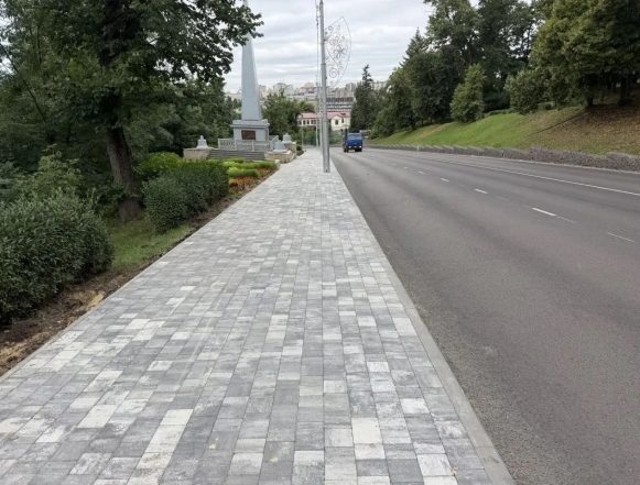 петровский спуск плитка пресс адм (2) Прогулки по Петровскому спуску в Липецке доступны по свежей плитке