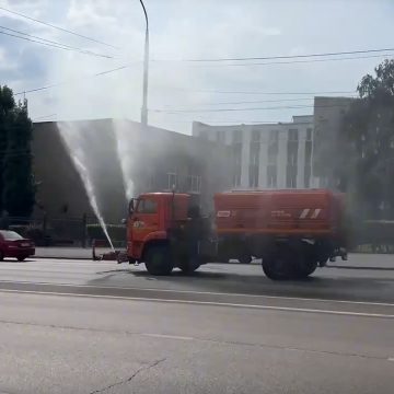 полив дороги Холодный душ принимают липецкие дороги