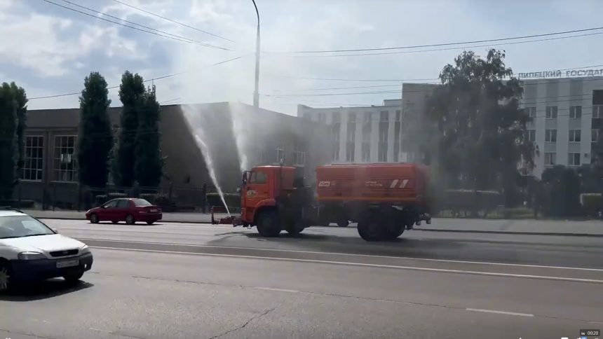полив дороги Холодный душ принимают липецкие дороги